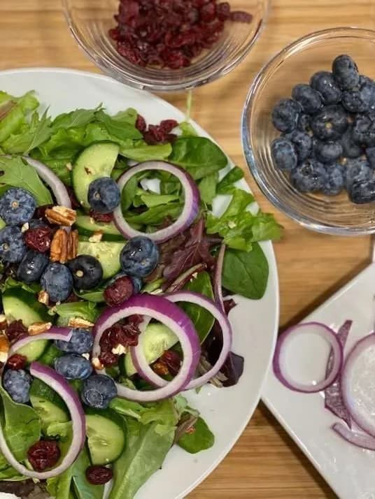 Cooking with Que : Blueberry Walnut Salad Recipe