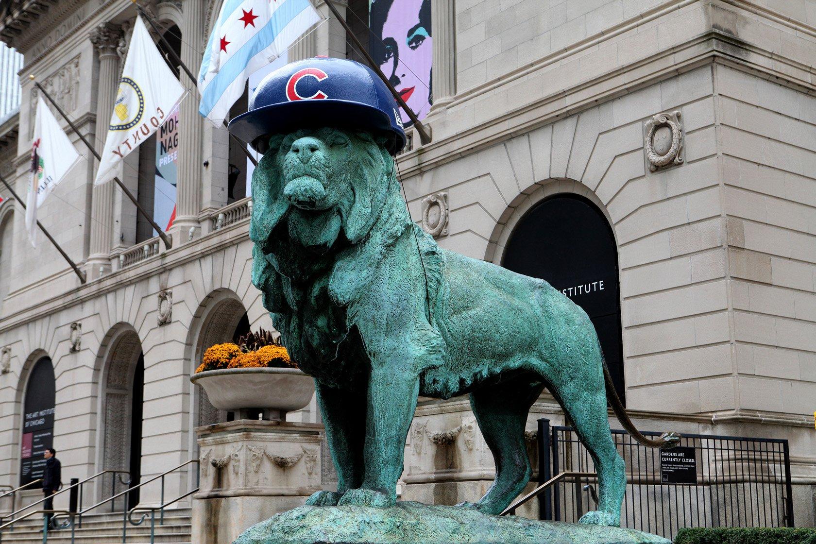 Chicago’s Iconic Lions Gets a ‛Bath’ After 21 Years